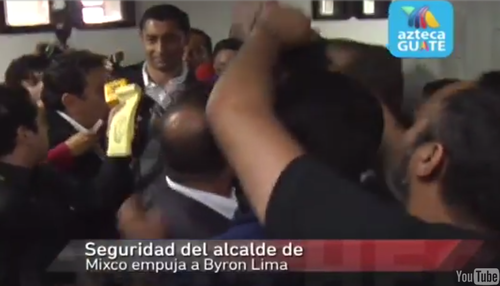 Lima insiste: quiere despedirse del hijo del presidente. La seguridad de Otto Pérez Leal lo empuja para sacar al funcionario del recinto. (Imagen tomada de Video de TV Azteca).