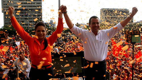 Alejandro Sinibaldi junto a la vicepresidente Baldetti, el día de la proclamación de su candidatura. (Fotografía: Facebook/Partido Patriota)