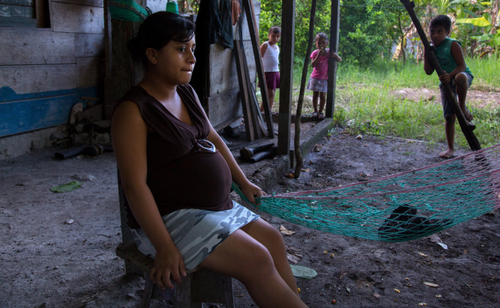 Imágenes como esta son comunes en Petén y otras regiones de Guatemala. Hay muchas niñas casadas a los 14 años. (Foto: Stephanie Sinclair/New York Times).