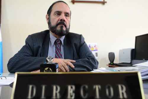 El director del Registro de Ciudadanos, Leopoldo Guerra, es quien recibe la papelería de las organizaciones postulantes. (Foto: Jesús Alfonso/Soy502)