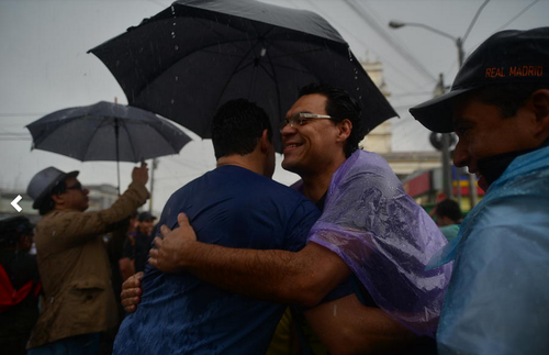 Un abrazo simbólico entre sancarlistas y estudiantes de las universidades privadas en la manifestación del #16M.(Foto: Soy502)