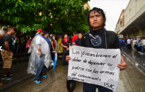 Luminoso cartel bajo la lluvia. (Foto: Fredy Hernández/Soy502).