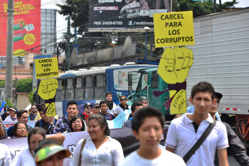 Está permitido llevar pancartas y gritar consignas.  (Foto: Wilder López/Soy502) 