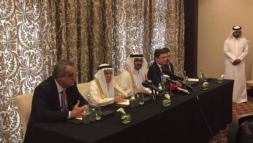 Los representantes de los países miembros de la OPEP, señalan en conferencia de prensa, el acuerdo para congelar la producción del crudo. (Foto: Agencias)