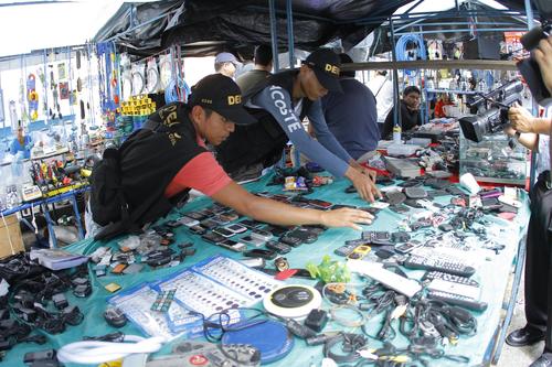 Policía decomisa celulares robados en un mercado