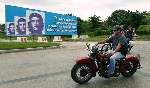 La agencia de viajes "La Poderosa" ofrece recorridos en una Harley Davidson, por áreas turísticas de Cuba.