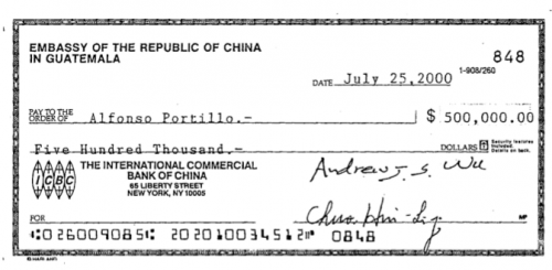 En el mismo día, julio 25, Portillo recibió un millón de dólares. Este cheque está autorizado por dos funcionarios. (Foto:Soy502)