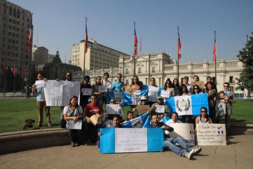 Varios guatemaltecos en Chile efectuaron una manifestación en Santiago de Chile el pasado 25 de abril. Este 16 de mayo se vuelven a encontrar para solicitar la renuncia del presidente Otto Pérez Molina. (Foto: Archivo)