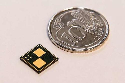 El tamaño del chip es diminuto, por lo que puede ser insertado en baterías de celulares de cualquier tamaño. (Foto: Hipertextual)
