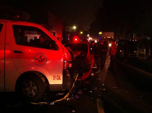 El accidente se produjo la noche de ayer en el kilómetro 28.7 de la ruta Interamericana. Los rescatistas resultaron gravemente heridos luego que el conductor colisionara contra la unidad bomberil. (Foto: Nuestro Diario) 