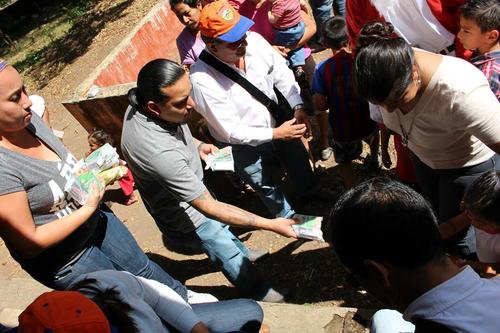 El guatemalteco, junto a su hermano y primos, realiza labor social y apoya a familias de escasos recursos de diferentes comunidades. (Foto: Christian Guzmán/FB ) 