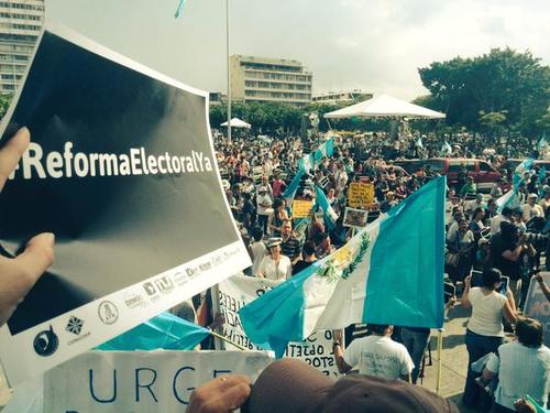 Además de la reforma a la Ley Electoral, manifestantes demandan justicia en los casos de corrupción y muestran su rechazo a la clase política. (Foto Gustavo Méndez/Soy502)