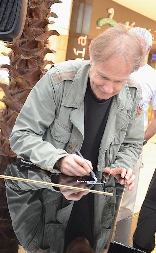 Clayderman firma un elegante piano de cola que se encuentra en el Centro Comercial Pradera. (Foto: Selene Mejía/Soy502) 