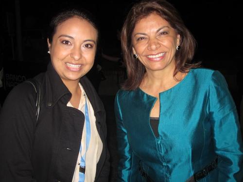 La estudiante chapina Ana Silvia Salazar con Laura Chinchilla