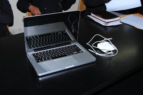 Aparentemente, esta era la computadora que el señalado utilizaba para generar pánico cibernético. (Foto: PNC)