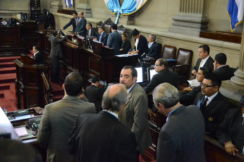 Los diputados discuten antes de incluir en las reformas a los artículos en la Ley de Vegetales (Foto: cortesía de José Antonio Castro)