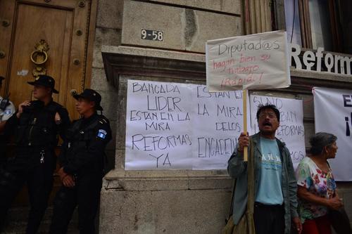 Afuera del Congreso, guatemaltecos presionaban a los diputados para aprobar reformas a Ley Electoral. (Foto: Jesús Alfonso/Soy502)
