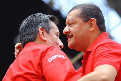 Tono Coro (derecha), saluda a Roberto Villate, diputado de Lider, durante la asamblea nacional del partido. (Foto: Alexis Batres/Soy502)