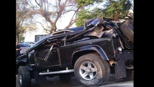 La camioneta del cantante Alejandro Fernández quedó destrozada tras volcarse la madrugada de este miércoles en Zapopan, Jalisco.