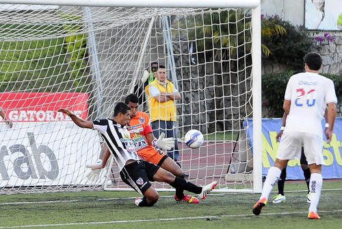 José Calderón, portero de Heredia y sus defensas impidieron a los albos anotar el gol del triunfo. (Nuestro Diario)