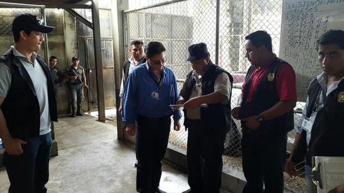 Alexander Toro Maldonado, de camisa azul, renunció a su cargo como Director del Sistema Penitenciario. (Foto: Archivo/Soy502) 