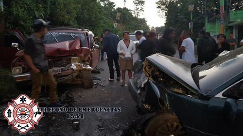 Los vehículos bloquearon la ruta a Colomba Costa Cuca por al menos dos horas. (Foto ASONBOMD)