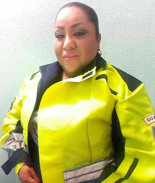 Dalia Santos posa con el uniforme de la PMT de Villa Nueva. (Foto: Dalia Santos)