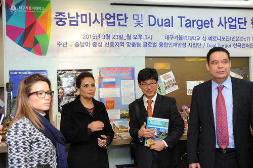 Daniela Beltranena, primera de izquierda a derecha en la foto, estuvo con Roxana Baldetti en Corea del Sur, donde también se encontraba el ahora prófugo, Juan Carlos Monzón. (Foto: Universidad Católica de Daegu)