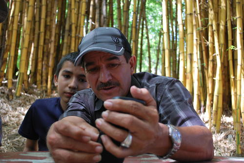 Danilo García relata que creció sin zapatos en San Raymundo junto con sus hermanos. (Foto: Will James/ WSHU)