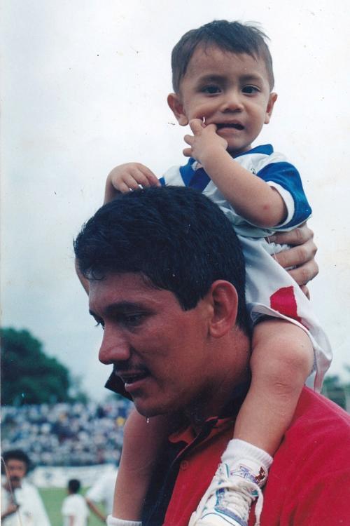 El portero Danny Ortíz y su hijo Josué Daniel, al finalizar un partido en Mazatenango. (Foto: Gustaro Rodas/Nuestro Diario)