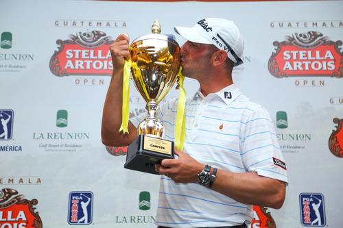 Danny Balin recibiendo el trofeo que lo acredita como campeón del torneo. (Foto: PGA)