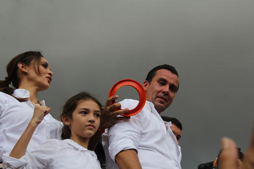 Sinibaldi, el día de su proclamación, con su familia. (Foto: Alexis Batres/Soy502).
