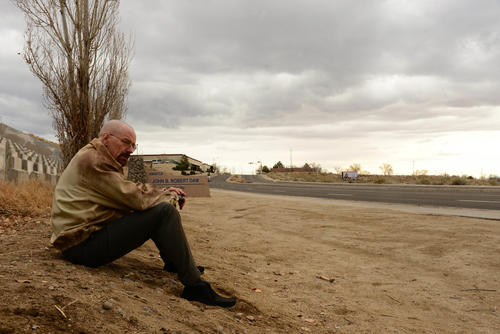 Walter White de la serie Breaking Bad, sentado en el desierto
