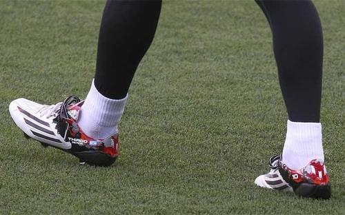 En la foto se observan los zapatos con los que inició Messi su entrenamiento.  (Foto: Diario Sport.es) 