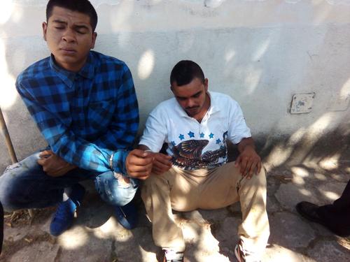 Estos son los supuestos delincuentes que atacaron a una extranjera en una calle de Antigua Guatemala. (Foto: Tránsito PNC)