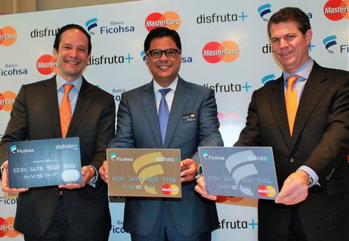 De izquierda a derecha: Marco López, vicepresidente Regional de Desarrollo Ficohsa, José Díaz, presidente Ejecutivo y Gabriel Balzaretti, gerente para Latinoamérica de MasterCard. (Foto: Ficohsa)