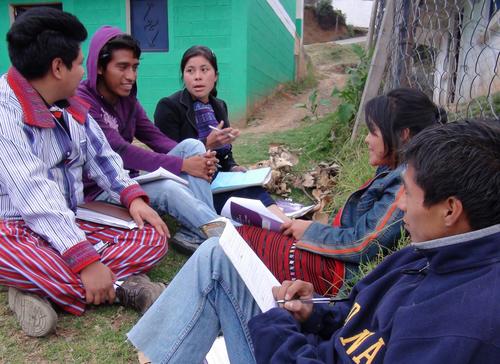 Algunos jóvenes tienen dificultad para hablar en el idioma de su comunidad; otros simplemente no quieren hacerlo.  Es nuestra responsabilidad mostrarles el valor y la riqueza de los idiomas mayas. (Foto: mequedo.wordpress.com)