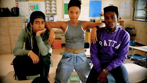 "Dope", película que dibuja los suburbios californianos en los 90, donde la vida de "barrio" es difícil y peligrosa, para un joven que lo único que quiere es estudiar en la universidad de Harvard. 