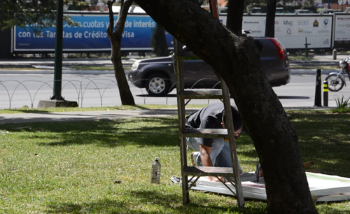 El artista interviniendo la propaganda. (Foto: Soy502) 