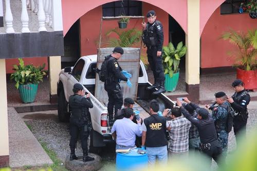 La droga se localizaba en un doble fondo en la parte trasera del vehículo.  (Foto: PNC) 