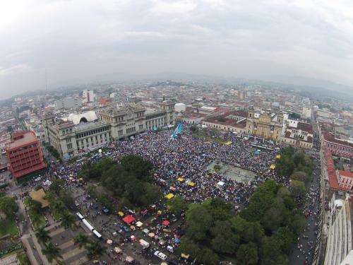 Las marchas en Guatemala han movilizado de forma voluntaria a más de 100 mil personas para pedir la renuncia del presidente. (Foto: Soy/502) 