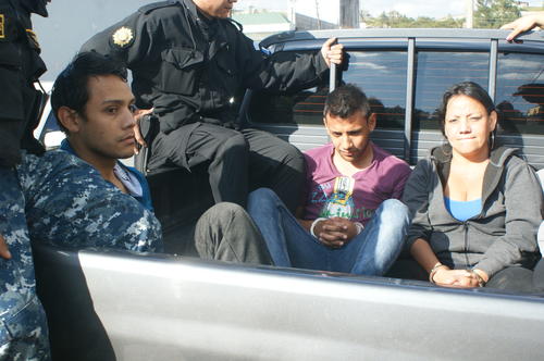 Aracely Molina y sus dos hijos Luis Fernando y Jorge Luis fueron capturados por la explotación laboral de dos niños de 8 y 11 años. (Foto: PNC)