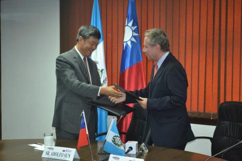 Adolfo Sun, embajador de Taiwán en Guatemala, intercambia el acuerdo firmado con el presidente de la Cámara de Comercio. (Foto: CCG)