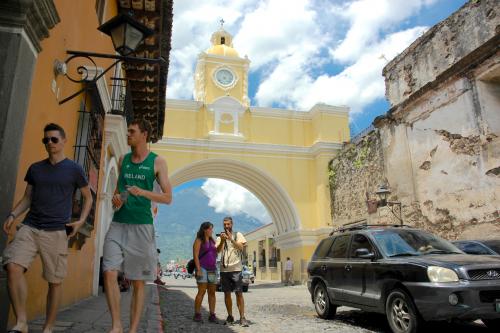 Los turistas buscan el Arco de Santa Catarina ya que representa la grandeza de Antigua Guatemala. (Foto: Fredy Hernández/Soy502)