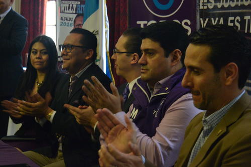 Los diputados, Briere, Arango y Alejos, respaldaron la presentación del candidato. (Foto: Roberto Caubilla/Soy502)