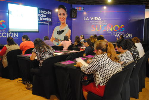 Las mujeres reciben capacitaciones para que sus ideas cobren vida y sean casos de éxito. (Foto: Porter Novelli)