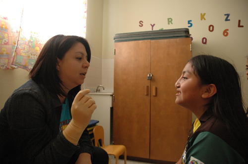 Leticia Montenegro, psicóloga, apoya en su terapia del habla a Ericka Hernández. Este es otro de los beneficios para los beneficiados de Operación Sonrisa. (Foto: Fredy Hernández/Soy502).