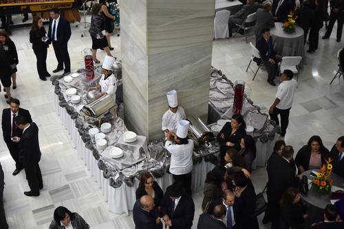 Además del brindis, hubo bufet para celebrar por todo lo alto. (Foto: Esteban Biba/ Soy502)