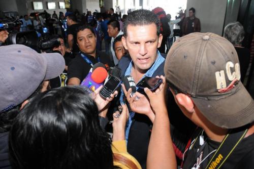 Javier Delgado fue de los más buscados por la prensa a su llegada a Guatemala