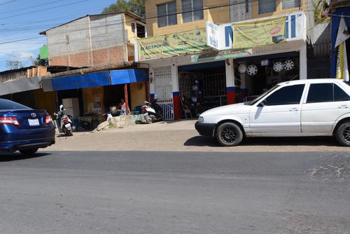 La empresa distribuye repuesto de carros y motos, además vende tortillas. (Foto: Soy502) 